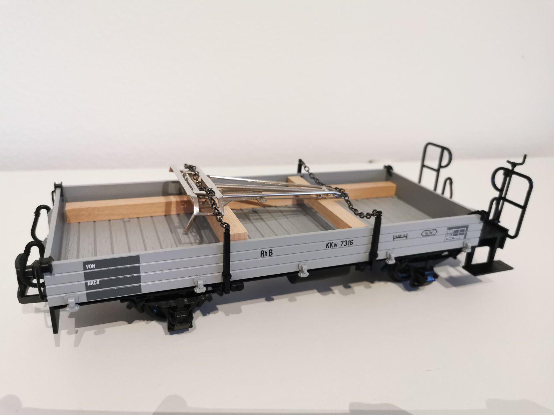  LGB - ref.40099 - Vagón borde bajo gris de la RhB KKw7316 con carga de pantógrafo